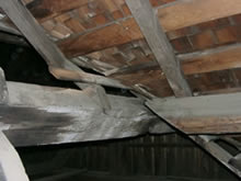漏水により屋根梁が腐敗