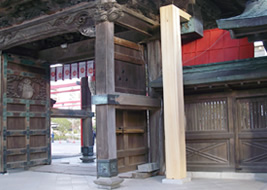 鉄骨支柱の柱頭と中央の梁（冠木）と接合して補強、支柱はヒノキ材で覆い、最終的には古色付けを行う