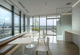 図版：屋上テラスに隣接したラウンジ