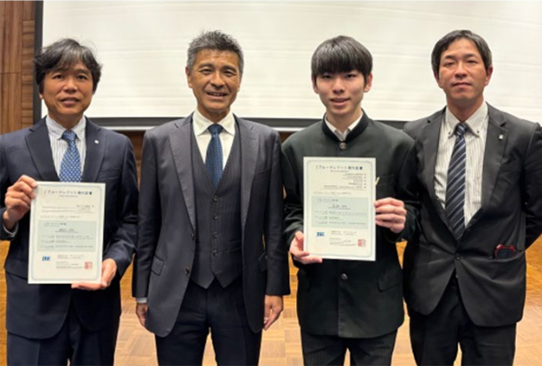 Jブルークレジット証書交付式に出席したプロジェクト関係者とJBE桑江朝比呂理事長