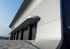 大阪湾際に佇む ビッグウェーブ