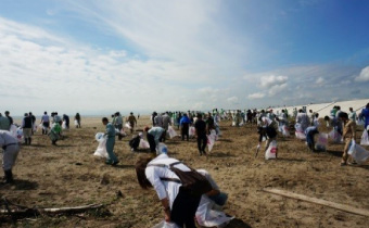 Many participated in cleaning under a clear autumn sky