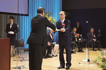 Managing Director Tsukasa Takahashi receiving a certificate of commendation