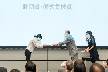 Managing Director Takahashi presenting the certificate' Award