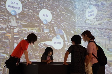 Learning about construction technology on a large touch screen (Kajima Technical Research Institute)