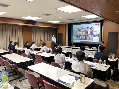Image: The online discussion session with employees stationed in Singapore