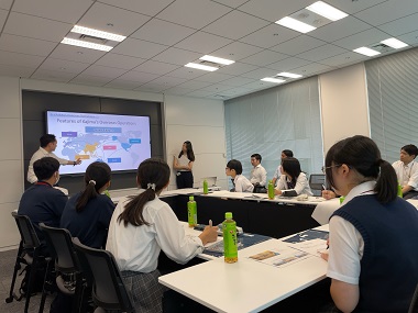 Image: A lecture in English about overseas operations