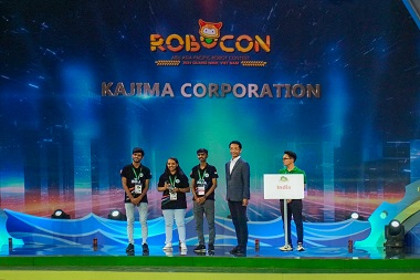 Image: The trophy for the Kajima Prize being awarded to India's Nirma University