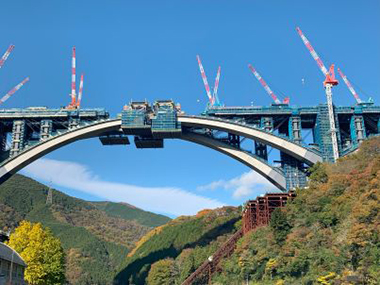Image: The 220-meter-long arch, pictured just before being connected