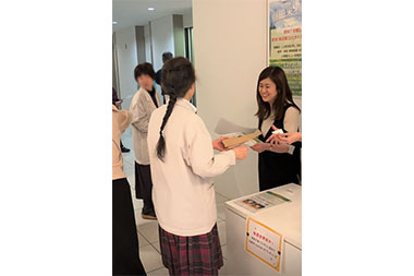 Image: A terrace rice raffle held at a company cafeteria