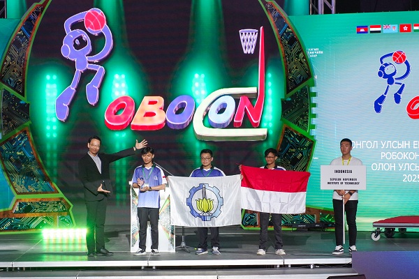 Image: Presenting the Kajima Award to the Indonesian team