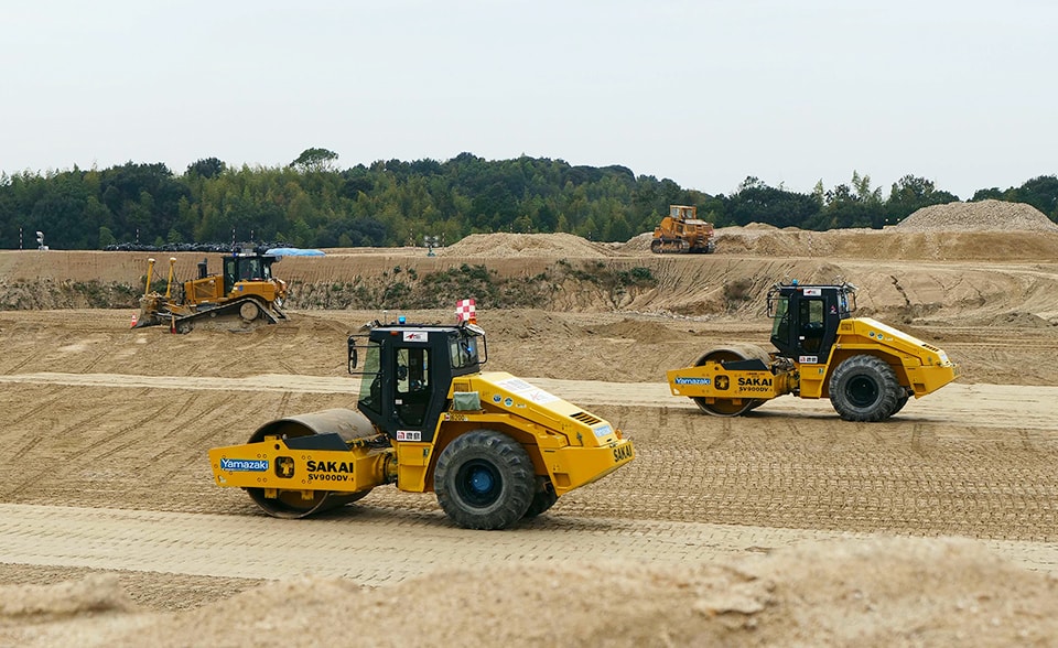 Automatic vibrating rollers spreading and leveling the ground at the Achiwa District Industrial Park Development Project in Okazaki City