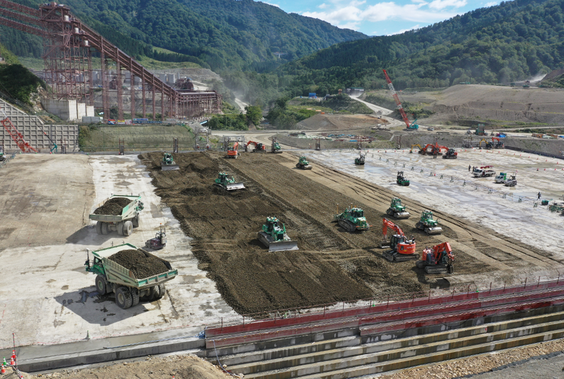 Casting work on the embankment of Naruse Dam with multiple automated construction machines working in coordination