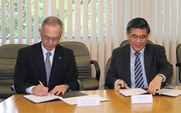 Image:MOU signing ceremony (Left) Director Fukuda (Right) Professor LAM Khee Poh