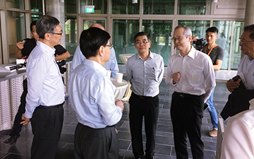 Image:(Left) Mr.Heng Swee Keat, Minister for Finance and  Chairman of the National Research Foundation (Right) KaTRI Director Mr. Fukuda