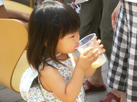 写真：試飲の様子