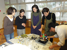 写真：親子でつくる蜜蝋ハンドクリーム教室