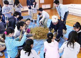 写真：注連飾りづくり