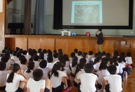 写真：小学校の体育館での第一回目の授業の様子