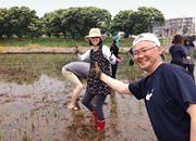 写真：田植え中