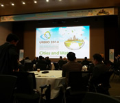 写真：その8　URBIO2014＠韓国で屋上水田などの取組みを発表