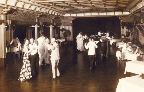 図版：カスケードルームは舞踏場や宴会場として親しまれた