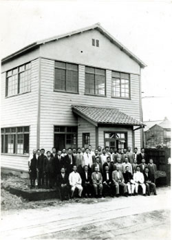 昭和16年7月10日深川工作所落成式。11名の社員が常駐、昭和18年の社員名簿によると、そのうち4名の住所が工作所内になっている
