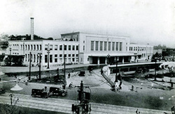 上野駅全景（下カラー写真参照）