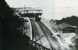 明治10年ごろの品川駅。右上に海が見える（「日本国有鉄道百年写真史」より）