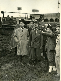 昭和22年10月上旬、秩父宮殿下（左端）に現場の説明をする石村（右から二人目）