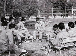 昭和49（1974）年指導員を囲んでのディスカッション