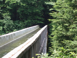 現在のめがね橋（水は木立の間の隧道から出てこの水路橋を通り、また隧道へと吸い込まれていく）