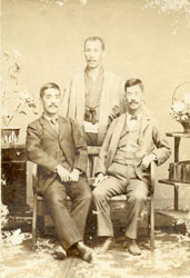 京城の写真館で。神林松吉（左）、大倉勝太（中央）、森田震治（右）