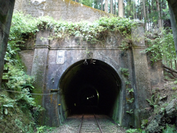 断崖と渓谷沿いに線路を