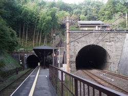 右は山陰線のトンネル、左は嵯峨野観光鉄道亀山トンネル、間がトロッコ嵐山駅ホーム