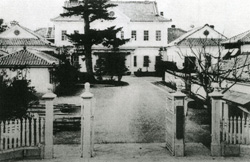 岡山県庁舎。撮影時期は不詳だが、門の内側の左に材木が見える。 右写真の左側の建物の施工中と思われる。正面の松の大木は 大正時代に枯れてしまった。