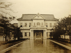 『岡山県写真帖』に掲載の岡山県庁舎。