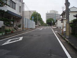 県庁坂。交差点の左に見える木は、天神山文化プラザ入口、その左後ろに見える白い建物が美術館。