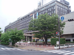現在の岡山県庁舎。