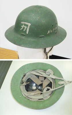 ヘルメットとその内部。内装帯と呼ばれる内部の構造は基本的には今と変わっていない。谷沢製作所では昭和30年代に入ってファイバー製のヘルメット製造を中止。鹿島の土木現場のヘルメットは新素材のアルミ合金製に変わった。