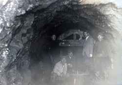 宇治川電気伊吹発電所型枠組立中の隧道内部　昭和13(1938)年ごろ