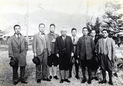 朝鮮茂山鉱山の現場を視察した鹿島精一副組長 昭和13（1938）年