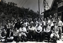 桂沢ダム建設工事（北海道）昭和26（1951）年～32（1957）年 現場事務所前での記念撮影。現場での基本的な服装は明治後期と変わっていない。