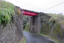 苔むした橋台が時代を感じさせる