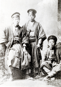 龍蔵（右）、左は後に姉・糸子の婿になる精一、中央は真田三千蔵（のちの鹿島組初代取締役のひとり）（明治25年）