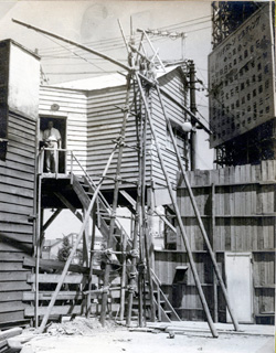 防護構台の上に設置された現場事務所の入り口。昭和26（1951）年8月15日