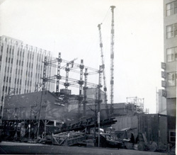 鉄骨建方。昭和27（1952）年2月22日。奥に1月に竣工したブリヂストンビルが見える。