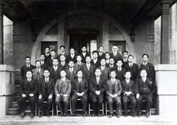 満州社員会（昭和11・1936年2月28日、新京ヤマトホテル前）最後列の前、右から二人目が三浦虎男