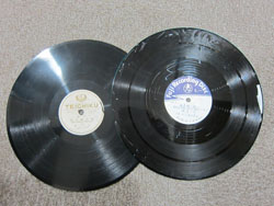右は原盤、左がレコード。