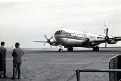 当時の羽田空港の様子。太平洋を横断する国際線にはボーイング377ストラトクルーザーなど4発のプロペラ機が就航していた。